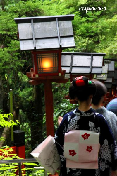 京都　貴船神社　七夕飾りライトアップ～貴船川　川床　川沿いの道を歩いて