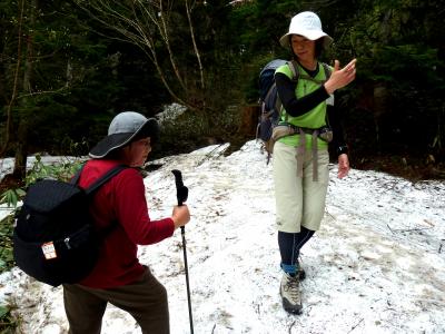 家族旅行2013夏・尾瀬ハイキング07雪渓もある今回のコース最大の難関の段子屋坂・沼尻まで