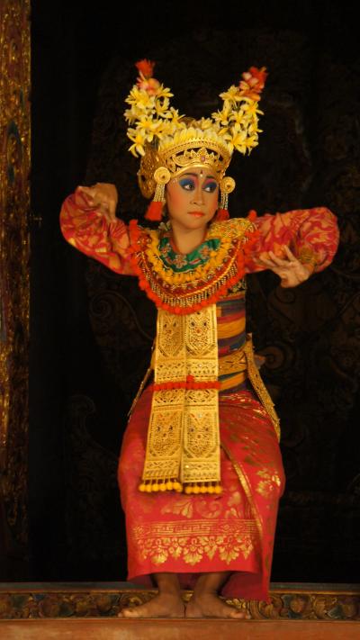 PARIWISATA BALI（12）念願のプリアタン村のバレルン・ステージでティルタ・サリの公演に感動する。