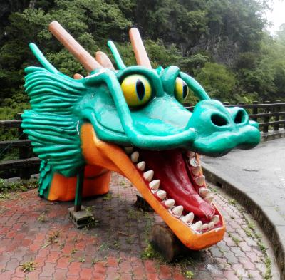 帝釈峡遊覧船は渇水のため運航休止だったけど雨のなか神龍湖を一周しました。　