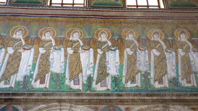 Basilica di Saint' Apollinare Nuovo はキリスト信者のモザイク行列。階層社会だったのか。