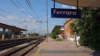 今日はフェッラーラまで列車に乗って。