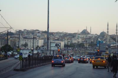 ヴァイオリン弾きが往く路地のアパートで暮らす