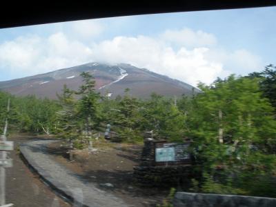 富士山をぐるっと一周（２）雲の切れ間に山頂が見えた