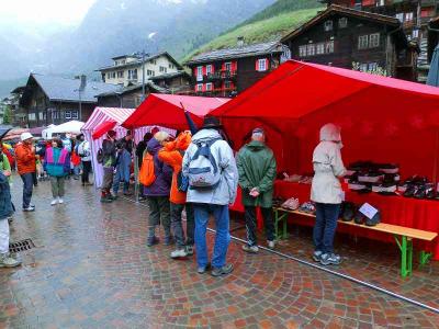 スイスハイキングに来ています２８日目・サースフェーの昼市