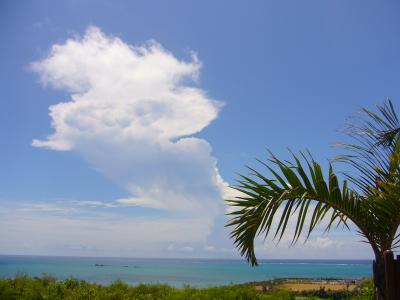 雲のきれいな台風明けの沖縄の青空