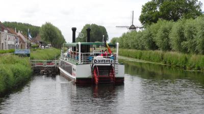 小さな外輪船で運河沿いに ダム Dammeの町へ・・・・・ベルギーオランダ１５日間の旅