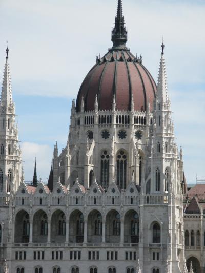 ハンガリー(06) ブダペストは Hop on hop off バスで ♪ 西駅・国会議事堂、他