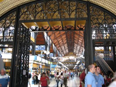 ハンガリー(10)  中央市場は、買い物天国♪