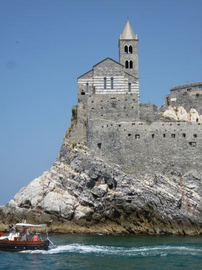 優雅な夏バカンス　イタリア・東リビエラの旅♪　Ｖｏｌ６４（第６日目午前）　☆ポルトヴェネーレ：船上から素晴らしい絶景♪教会・城・カラフルな建物が美しい♪