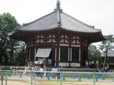 興福寺の特別開帳　でも修学旅行生で大混雑