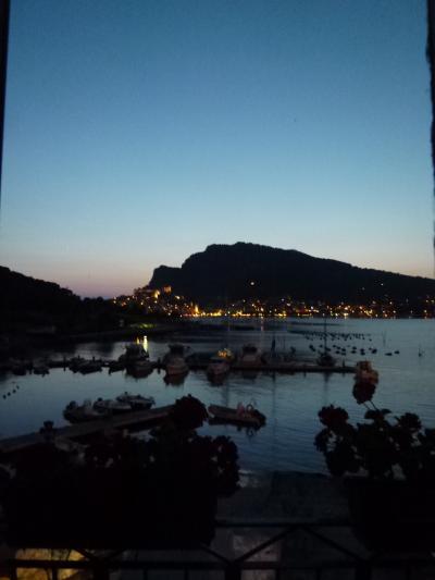 優雅な夏バカンス　イタリア・東リビエラの旅♪　Ｖｏｌ７６（第６日目夜）　☆パルマリア島：オーペルジュ「Locanda Lorena」から素晴らしいポルトヴェネーレの夜景を眺めて♪