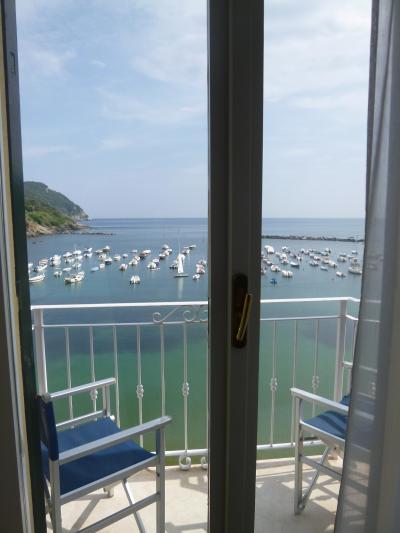 優雅な夏バカンス　イタリア・東リビエラの旅♪　Ｖｏｌ１０２（第９日目昼）　☆セストリ･レヴァンテ：「Hotel Miramare Sestori Levante」のジュニアスイートルームは可愛らしい旧港を見渡せる♪