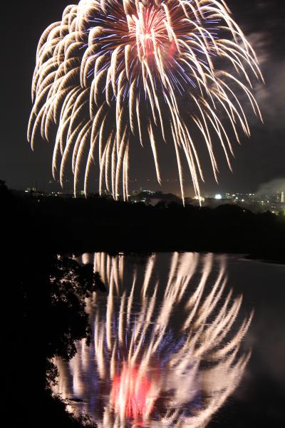 川面に映える花火（紀ノ川市）