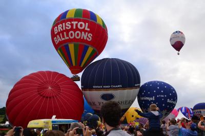 UP ! UP !　夏空に浮かぶ熱気球に思いをこめて…ブリストルのインターナショナルバルーンフェスタ2013　◆イギリス◆
