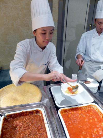 ０５．夏休みのエクシブ伊豆１泊　コンベンションホール フリーポートのディナーバイキングの夕食 その2　和洋折衷ディナーバイキングの実演コーナー　スウィーツ　私のお食事