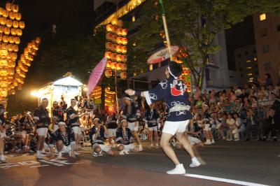 角館・秋田竿灯から肘折温泉経由で山形花笠踊りまで（一日目後半）～稲穂に見立てた鈴なりの提灯がドッコイショー、ドッコイショーの力強い掛け声で夜空に揺れる、これぞ秋田の夏祭りです～