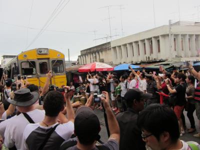 バンコク初めての旅2日目(ダムヌンサドアク水上マーケット＆線路市場メークロン編）