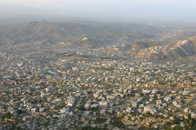 イエメン共和国　大パノラマ「ザビド山」2300ｍからタイズの街を眺める＝タイズ