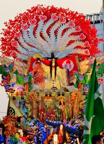 八戸三社大祭23　中日g　山車行列　ﾔｰﾚﾔｰﾚの声高く　☆不死鳥が拡がって