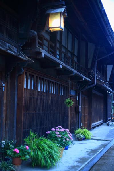 長野　雨の奈良井宿とそばの花