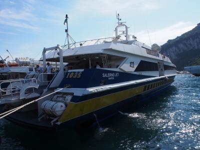 南イタリア　2013夏　海の旅（カプリ～ナポリ　ベヴェレッロ埠頭）　ヴァカンスシーズンなのに船内の人はまばら
