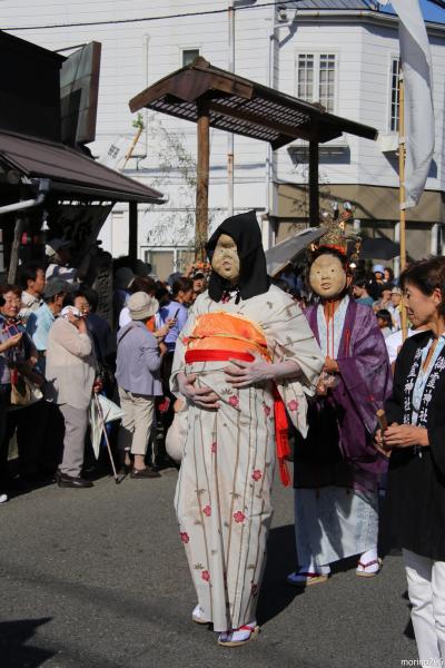 鎌倉・御霊神社の例大祭：湯立神楽と面掛行列