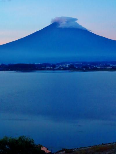 河口湖畔c 　富士山！夜明け前から刻一刻と　☆　秀峰閣湖月 部屋の窓～