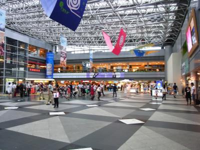 新千歳空港内のショッピングフロアーは賑わっています
