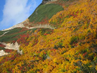 白骨温泉　湯元斉藤別館と紅葉の乗鞍岳