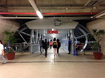 空港から市内へ：マッカサン駅にオープンしたスカイウォークを使ってみた