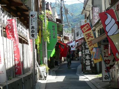 日本の旅　関西を歩く　東大阪市の石切劔箭神社（いしきりつるぎやじんじゃ）の摂末社、参道周辺