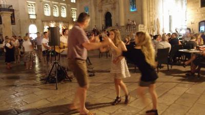 ドブロブニクの夜を踊り狂う人達