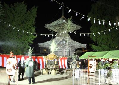 夕闇に浮かび上がる桃山時代の多宝塔と秋祭りのお神輿