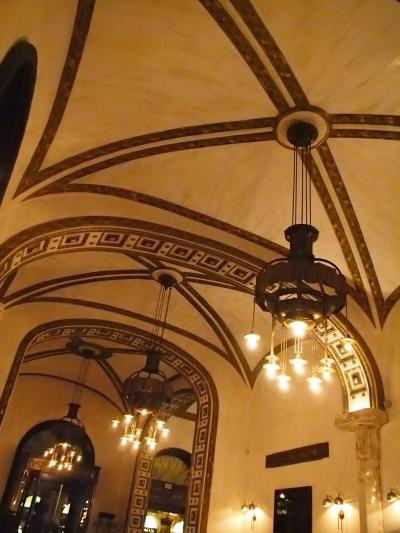 新緑あふるるブダペストをぶらぶら・・ふらふら・・・　☆その１２☆瀟洒な建物が並ぶアンドラーシ通りと、豪華絢爛カフェと、アールデコのお洒落なレストラン☆