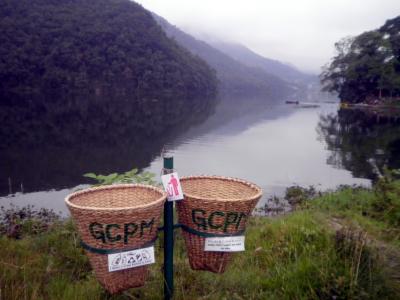 ネパール１８：　ポカラ　「フェワ湖」　と　「モモ」 