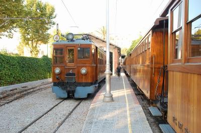 スペイン最古の鉄道が走るマヨルカ島　カメラ片手に街歩きを楽しむ