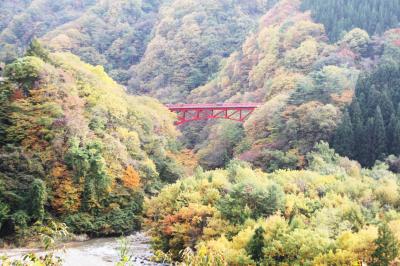 信州・高山（山田）温泉郷、紅葉に染まる松川渓谷「八滝」「雷滝」