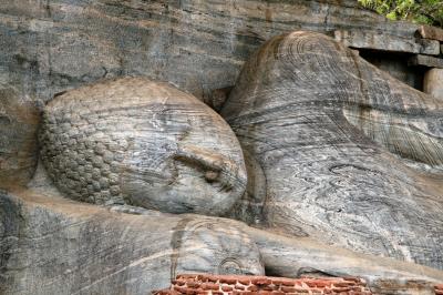 2011夏、スリランカ旅行記(22/46)：ポロンナルワ遺跡、釈迦涅槃像、座像、立像