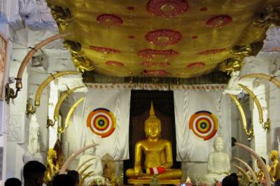 2011夏、スリランカ旅行記(31/46)：キャンディ、仏歯寺院の入場見学