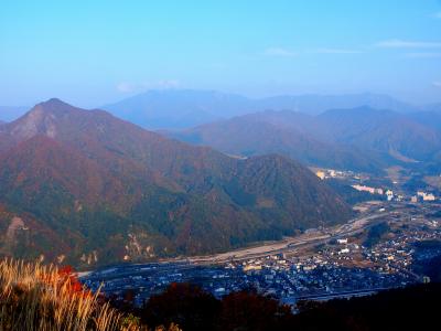 （思いがけず）錦秋に染まる越後湯沢へ旅立つ【２】湯沢市街編～紅葉の湯沢高原から三国山脈の大パノラマを眺める～