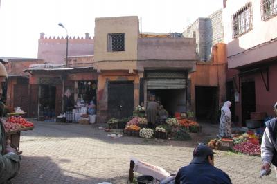 2012正月、モロッコ王国旅行記(7/49)：1月7日(4)：マラケシュ、世界文化遺産の旧市街、野菜売りの露店