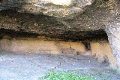 2011秋、ブルガリア等・東欧旅行記(7/52)：イヴァノヴォ洞窟教会、居住跡の洞窟、石灰岩質の断崖