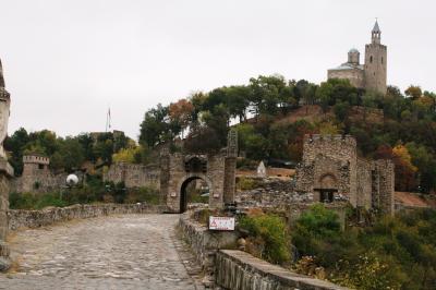 2011秋、ブルガリア等・東欧旅行記(25/52)：カザンラクからヴェリコ・タルノヴォへ、ツァレヴィレッジの丘