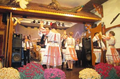 2011秋、ブルガリア等・東欧旅行記(33/52)：ブカレスト、大主教教会、フォークロア・ディナーショー