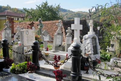 2011秋、ブルガリア等・東欧旅行記(41/52)：ブラショフ、聖ニコラエ教会、教会墓地、スケイ門
