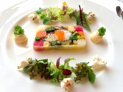 ホテル阪急インターナショナルのクリスマス 「マルメゾン」，「春蘭門」と「美濃吉 竹茂楼」