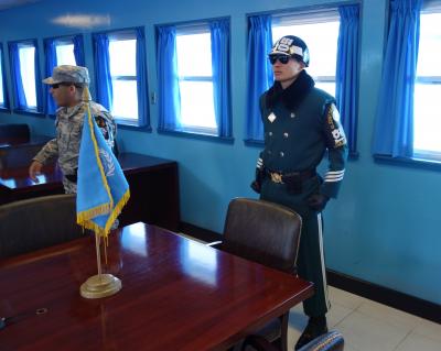 【予告編】出張のついでに(60) 板門店！この机の真ん中が、軍事境界線なんだそうな･･･ (2013年11月 ソウル出張+おまけの板門店)