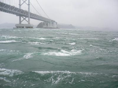 鳴門海峡の渦潮と桂浜　台風の影響で・・