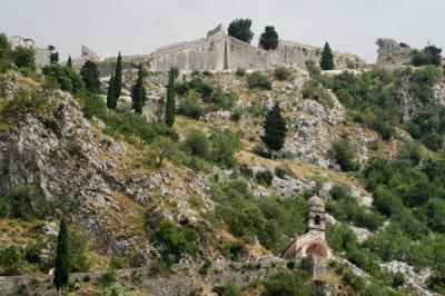 2012初夏、クロアチア等の東欧旅行(45/50)：6月25日(10)：コトル、旧市街、断崖の城壁、ドブロブニクへ